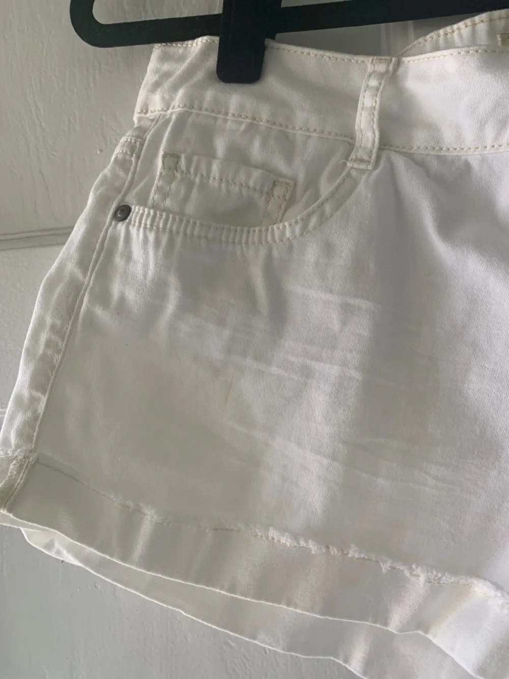 LEI Ashley Low Rise Cut-Off Shorts White Size 13 Regular